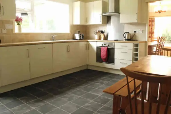 briar-patch-and-caravan-cornwall-02 kitchen 02