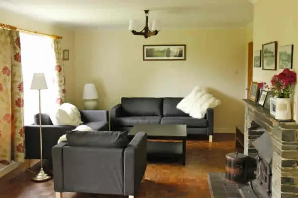 briar-patch-and-caravan-cornwall-03 living area
