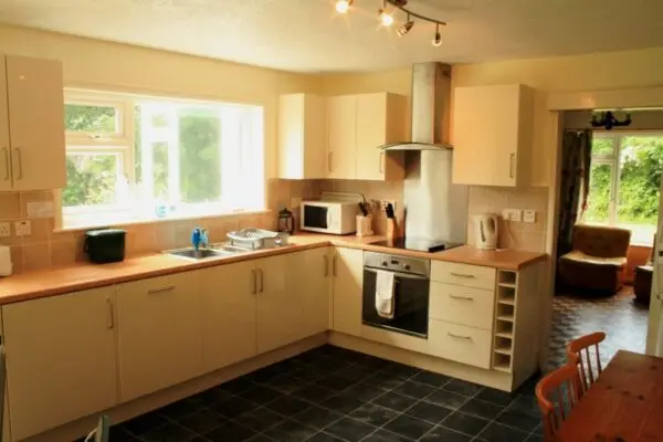 briar-patch-and-caravan-cornwall-01 kitchen